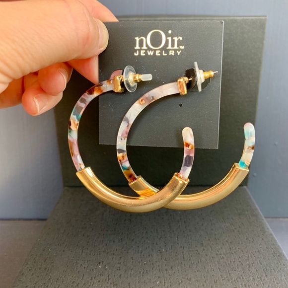 ⬇️ Noir Acrylic and Gold Hoop Earrings - Picture 2 of 3